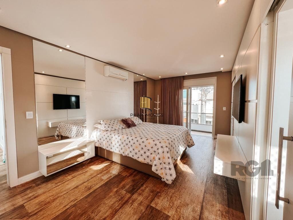 Excelente residência com aproximadamente 219m² privativos,