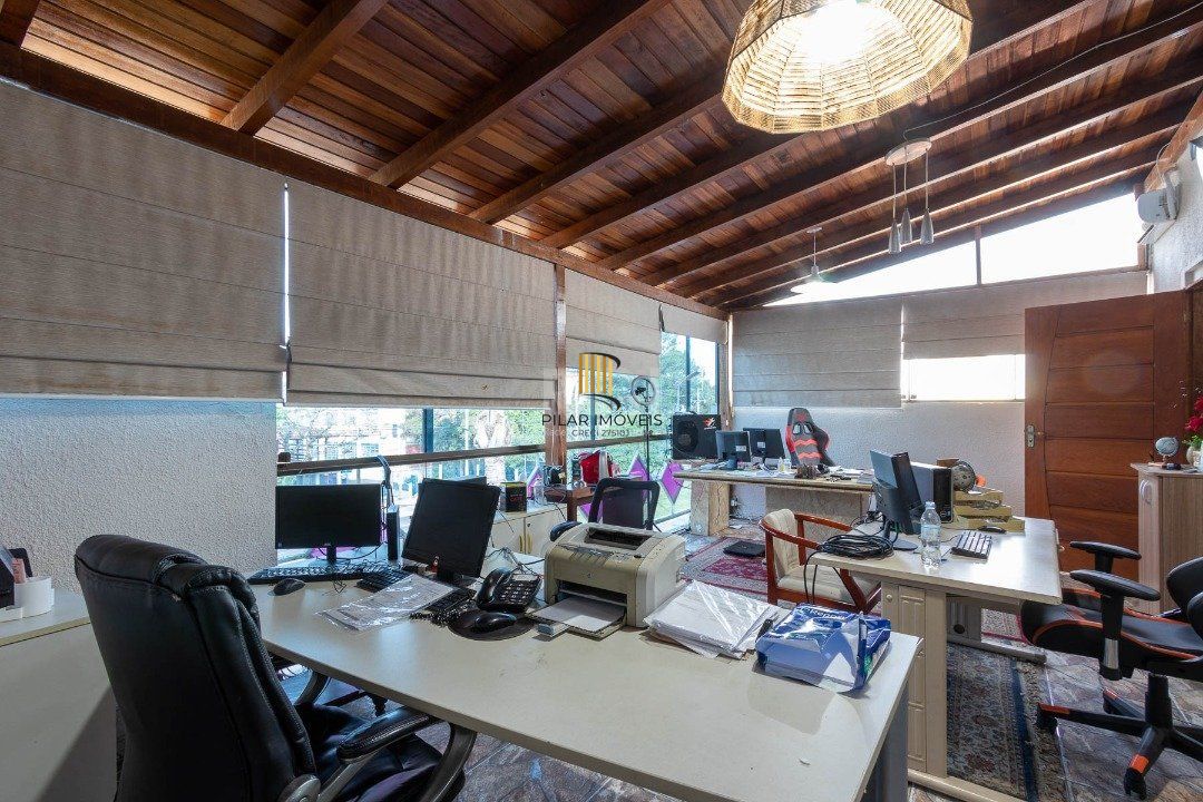 Sobrado para Venda - 300m², 3 dormitórios, sendo 1 suites, 3 vagas - Cavalhada