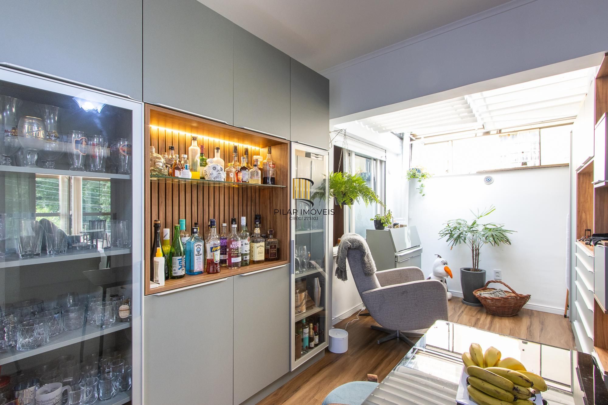 Linda casa totalmente reformada, 3 quartos (1 suite), 2 vagas cobertas - Bairro Nonoai