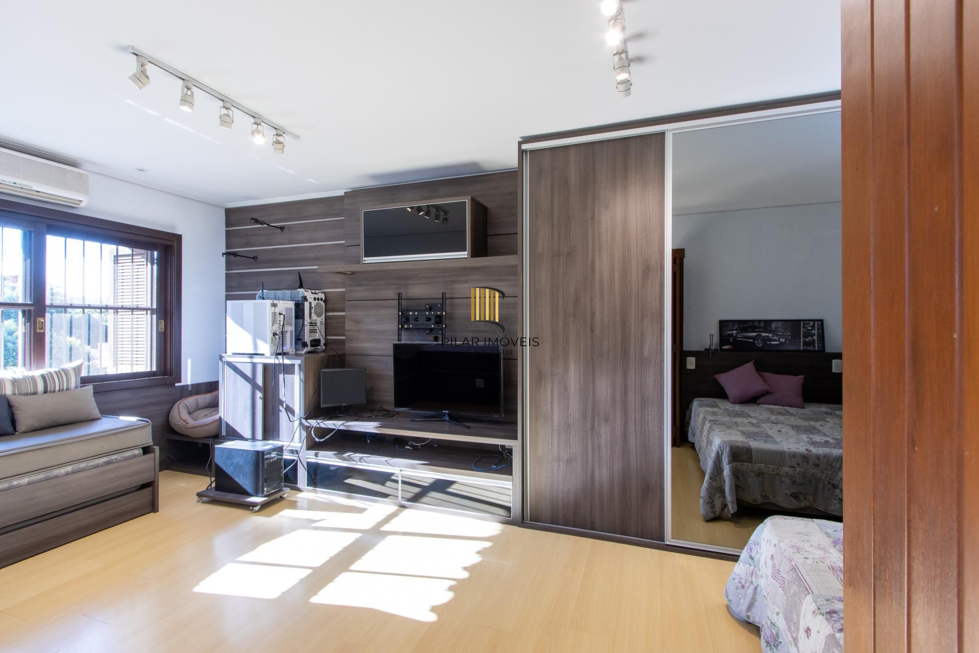 Casa com 3 quartos e 357m² à venda em Tristeza, Porto Alegre.