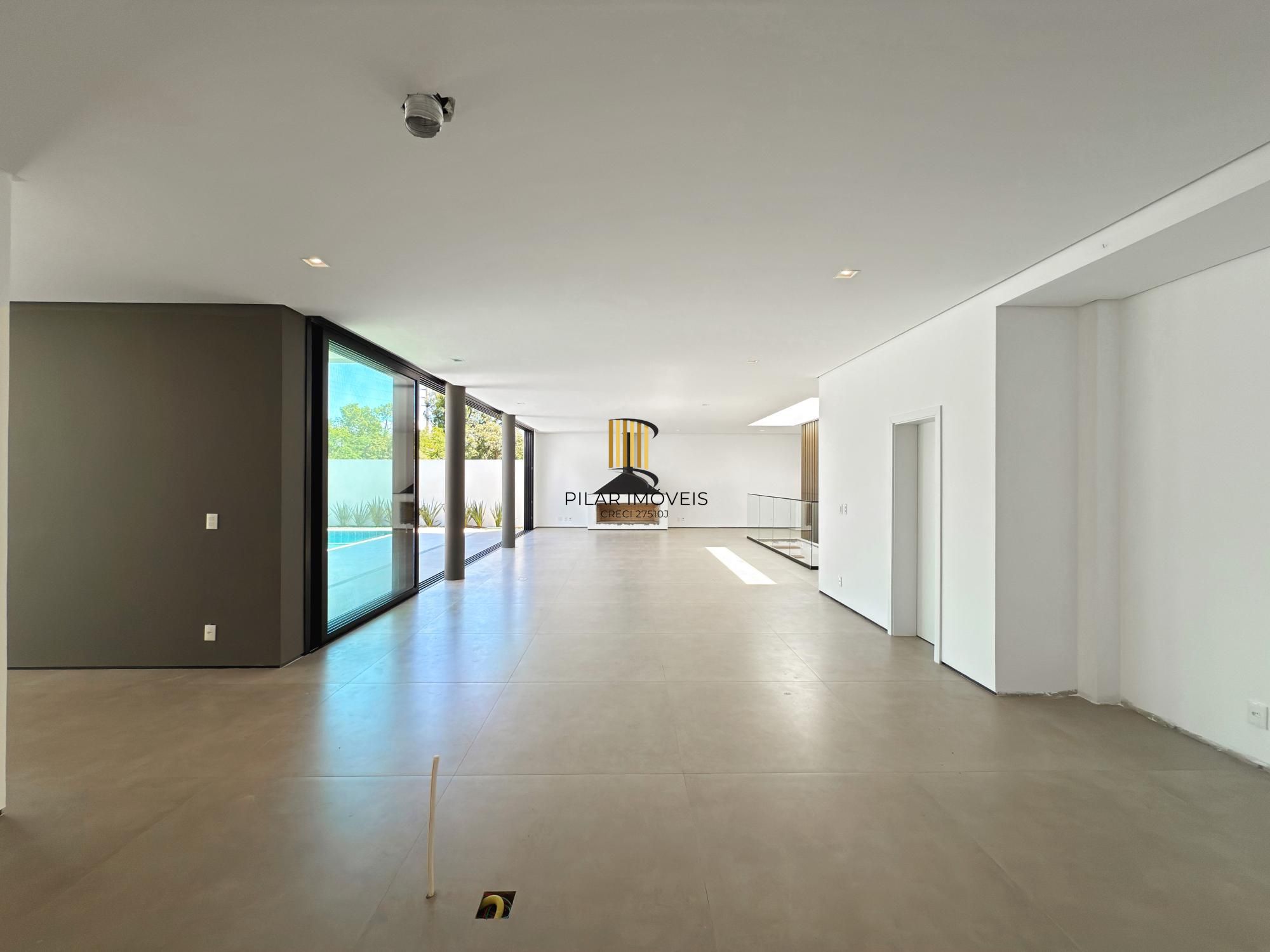 A casa conta com 434m2 de área construída, mas com um aproveitamento total dos 1.012m2 do lote