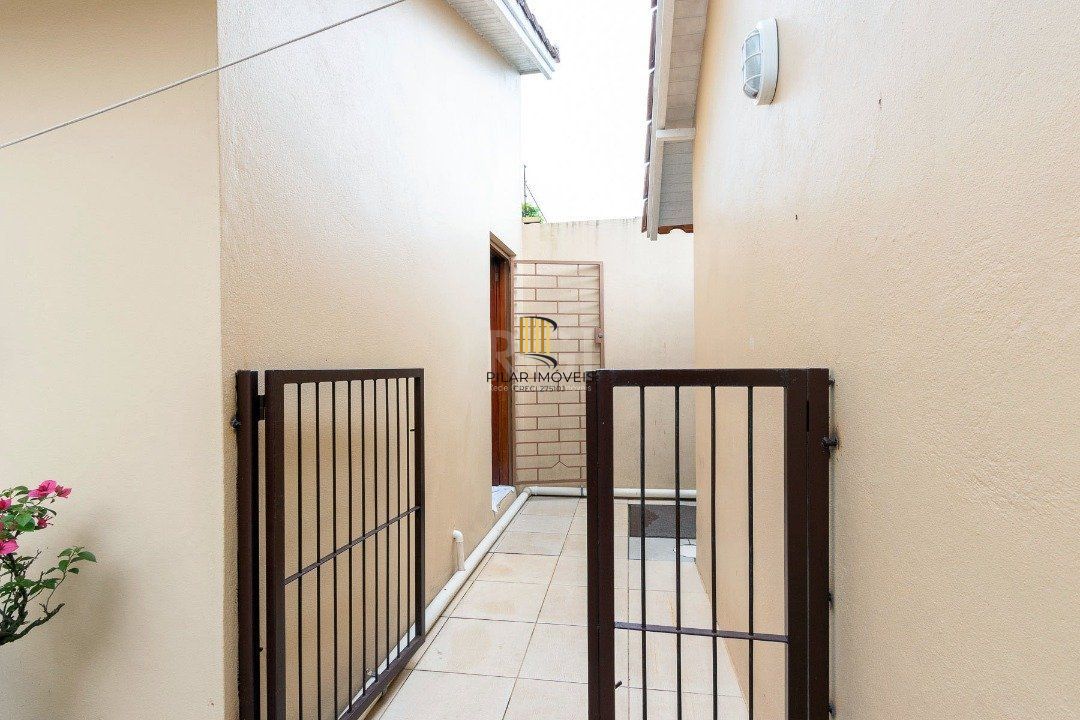Casa para Venda - 293.76m², 3 dormitórios, sendo 1 suites, 6 vagas - Guarujá
