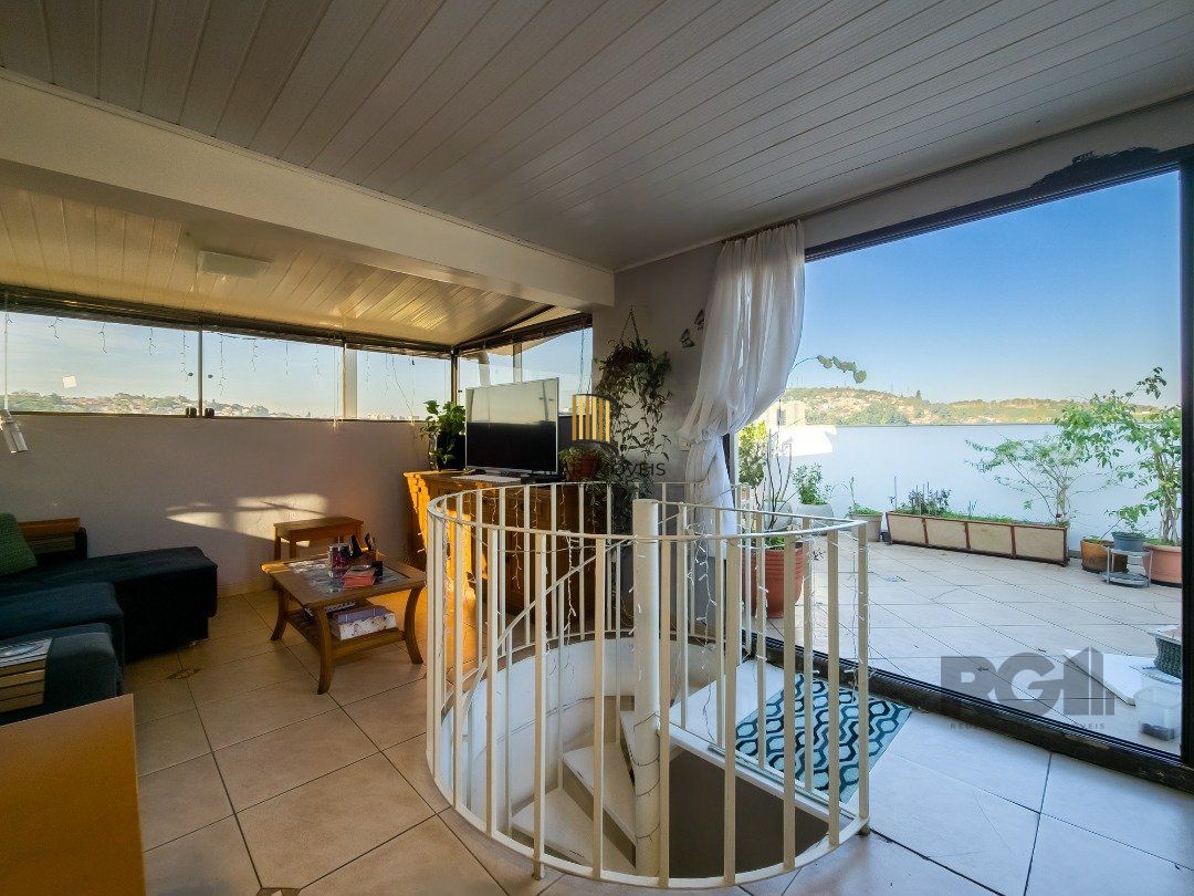 Cobertura, 2 quartos, 1 suite, dependência de empregada, 1 vaga de garagem, bairro Partenon