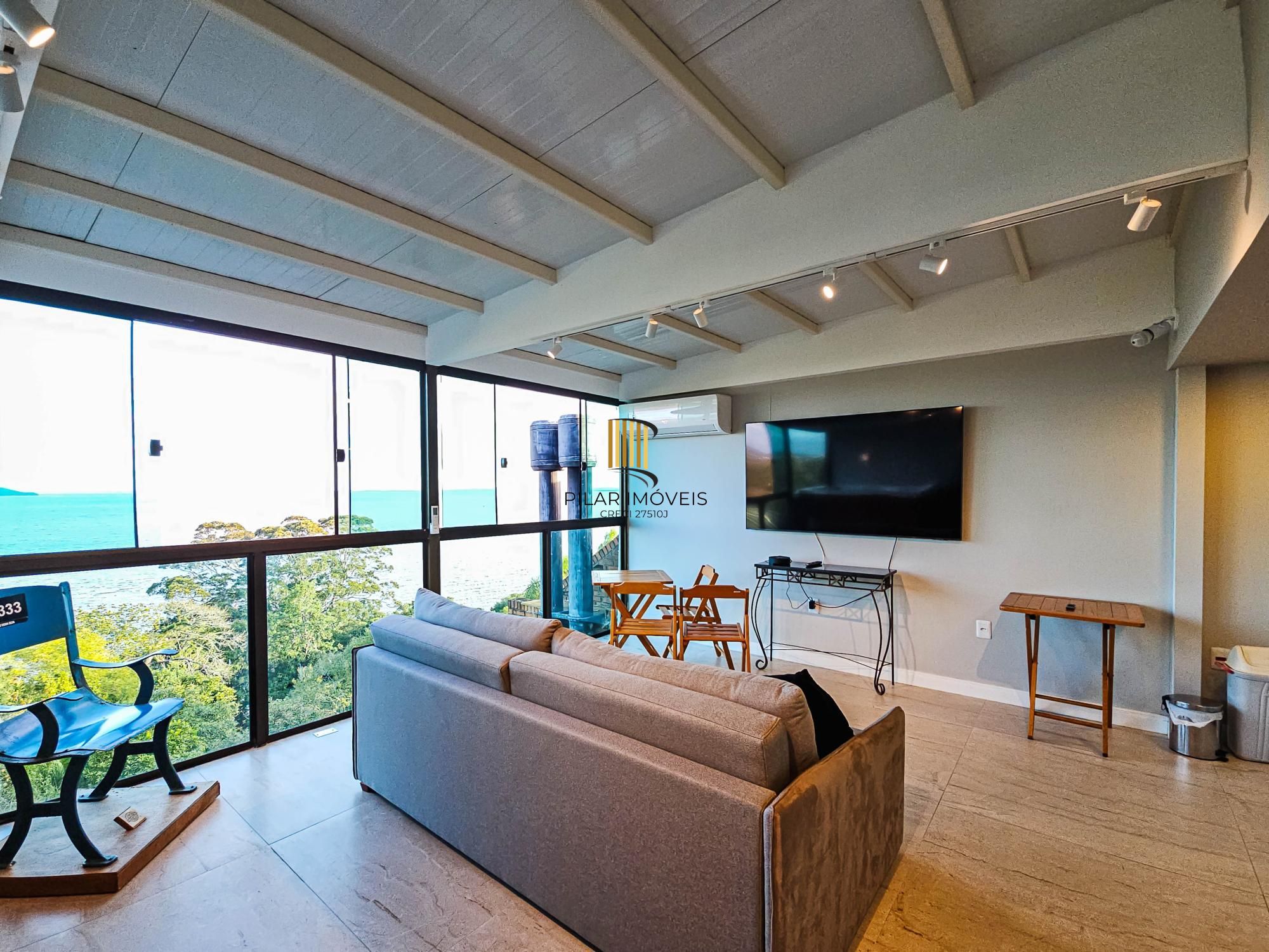 Casa na Vila Conceição, 3 dormitórios, 1 suíte, churrasqueira, lareira, 4 vagas, piscina aquecida e vista perene para o Rio.