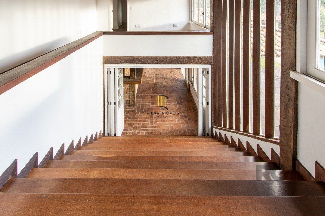 Casa Condomínio a Venda - 880m², 5 dormitórios, sendo 2 suítes, a master com lareira, 4 vagas - Cavalhada