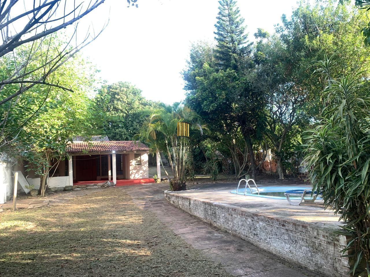 Sossego e natureza em Porto Alegre: 3 quartos, piscina e quase 2000m² de área