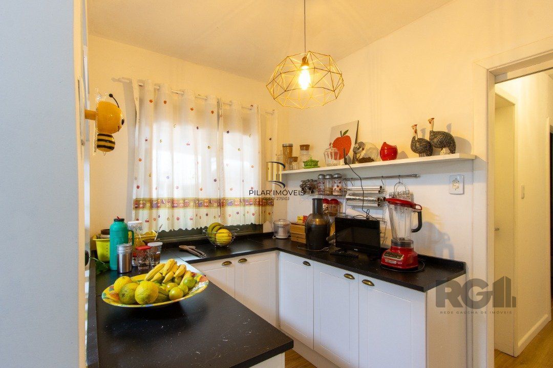 Casa térrea, 3 quartos, edícula, com 2 suites, pátio - Bairro Guarujá