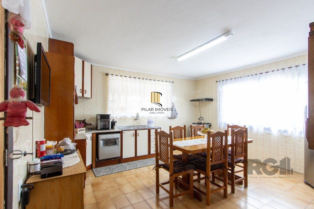Casa 7 dormitórios no bairro Camaquã