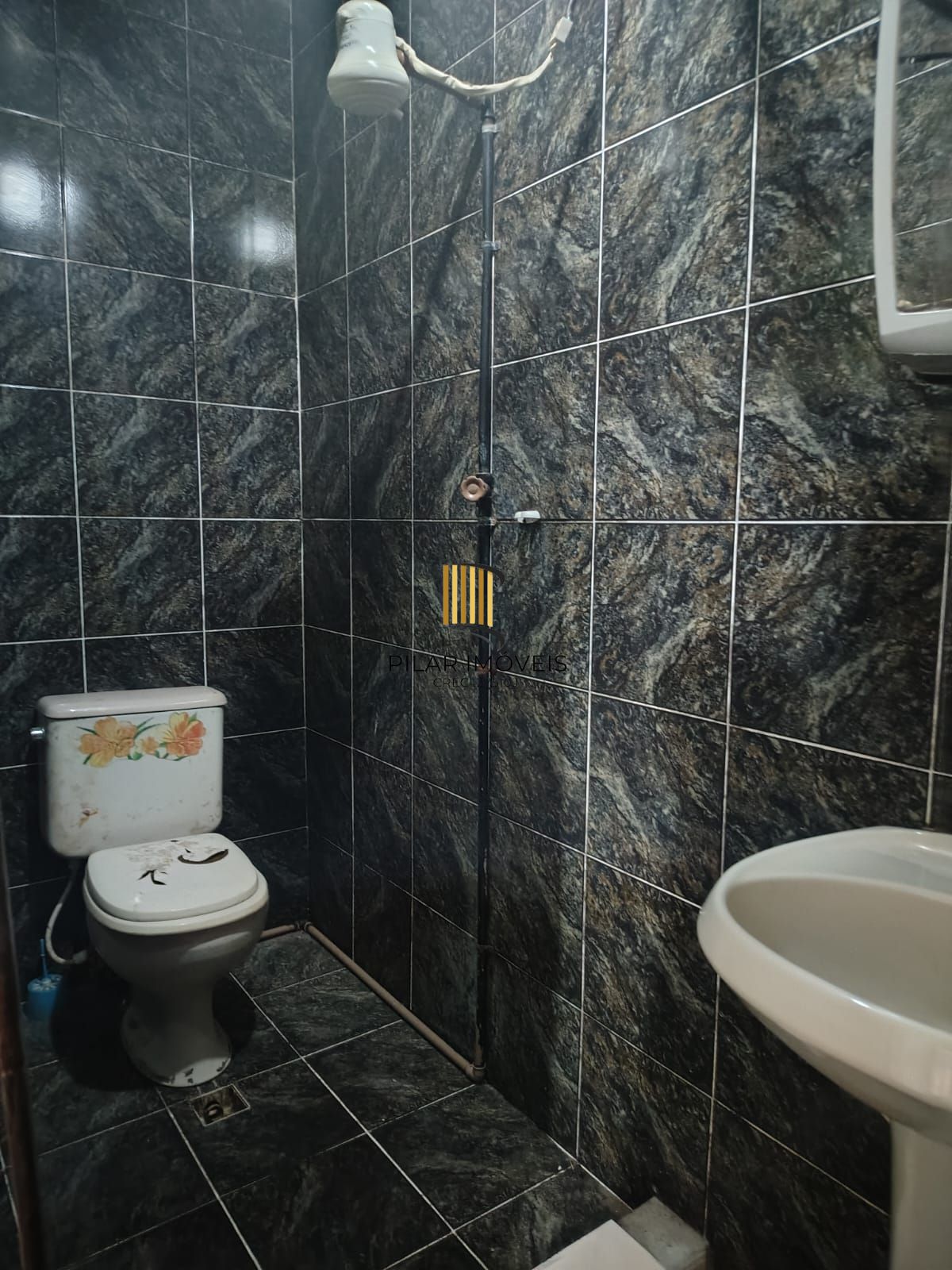 Casa de 4 dormitórios, 1 suíte e 4 vagas de garagem no bairro Cavalhada.