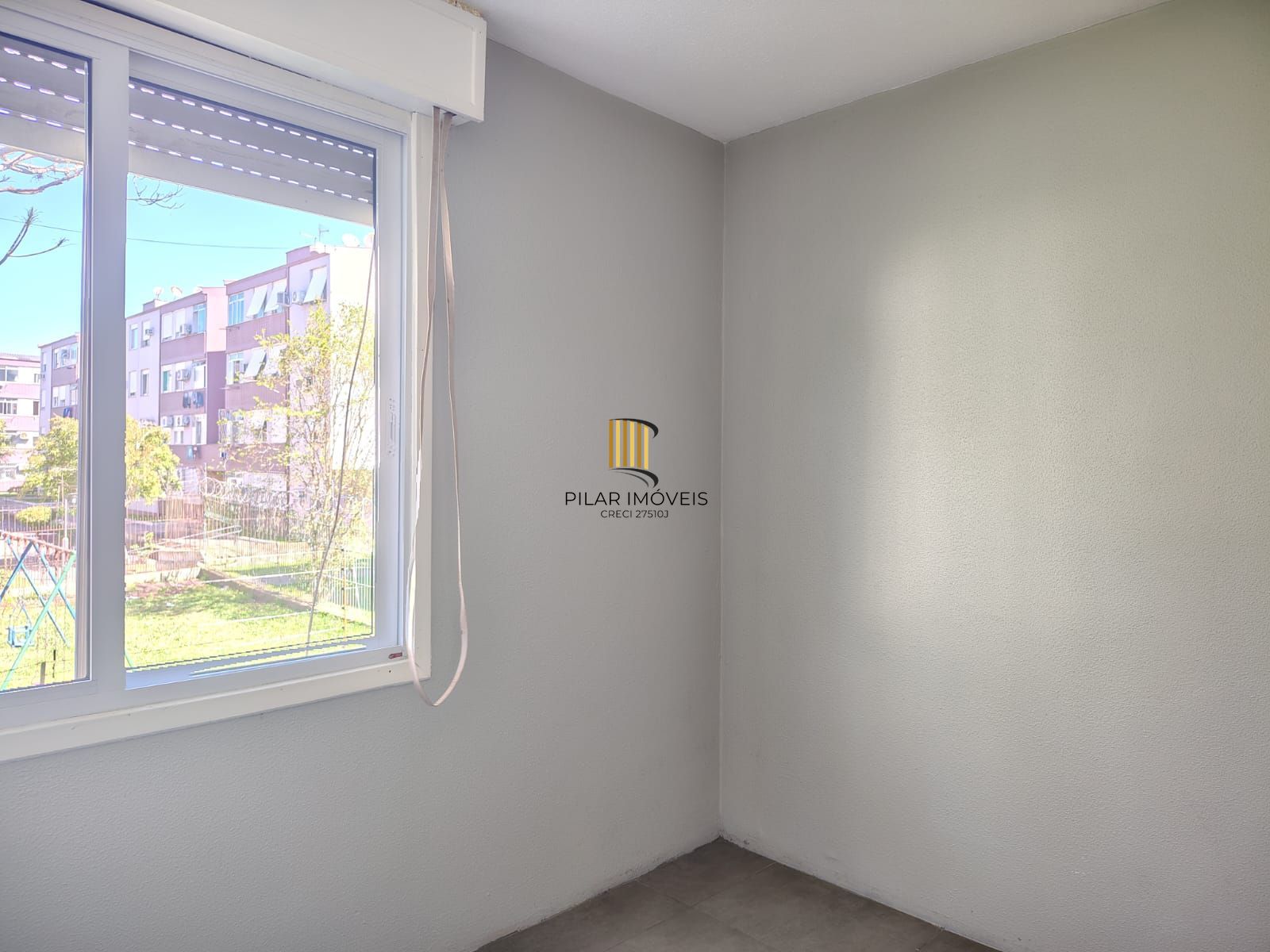 Apartamento de 2 dormitórios, living, cozinha, área de serviço e banheiro social.