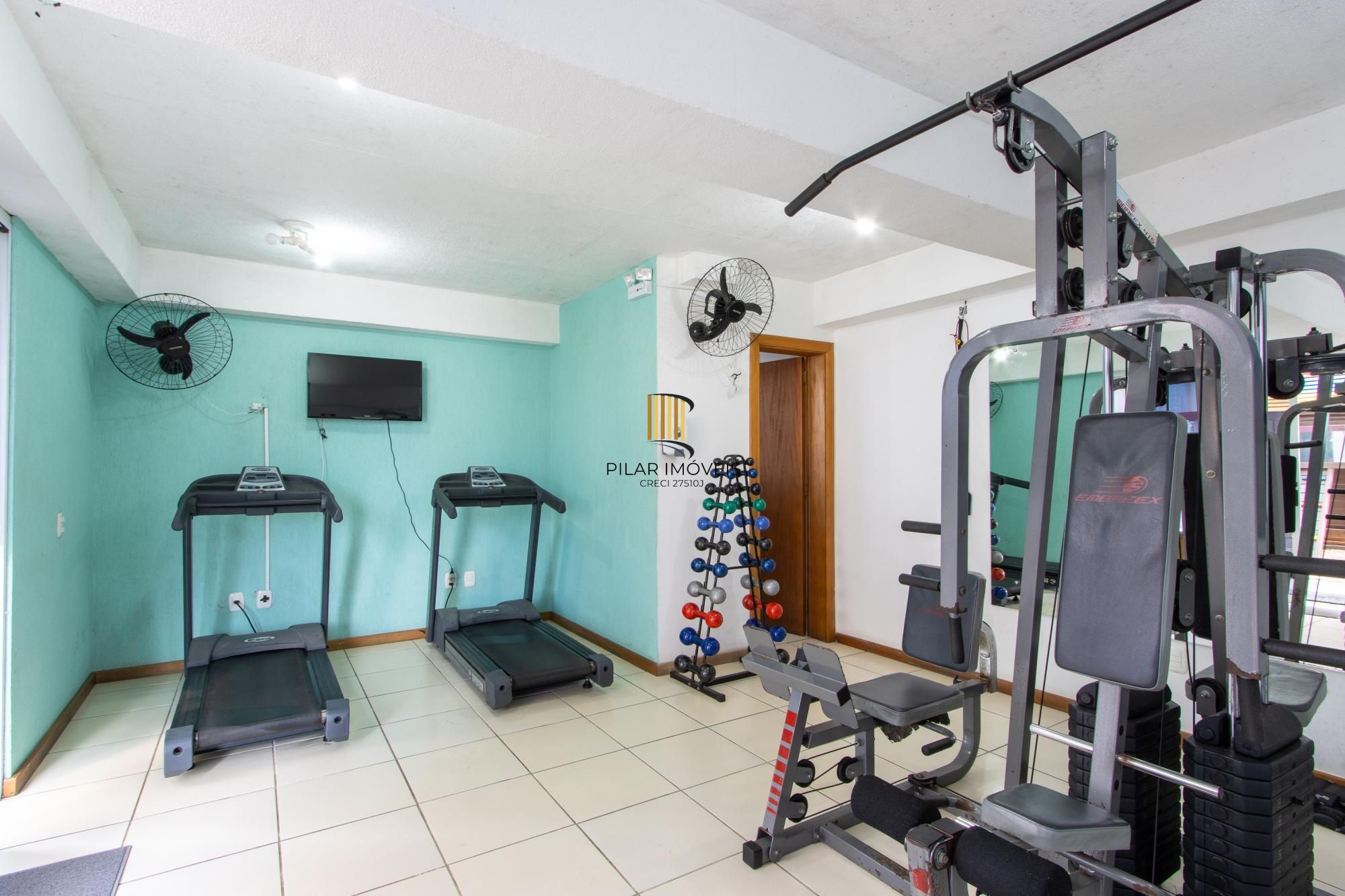 Apartamento de 2 dormitórios, na zona sul de Porto Alegre, semi-mobiliado, churrasqueira e box escriturado.