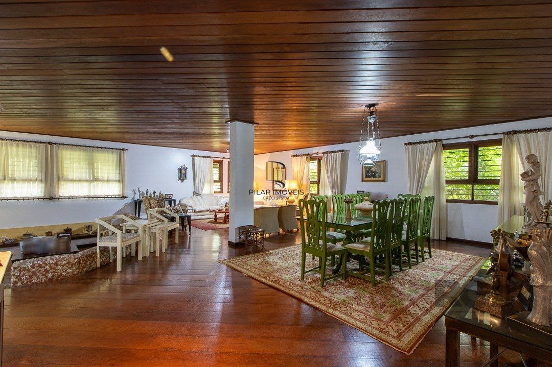 Casa de Condomínio 6 dormitórios no bairro Cavalhada