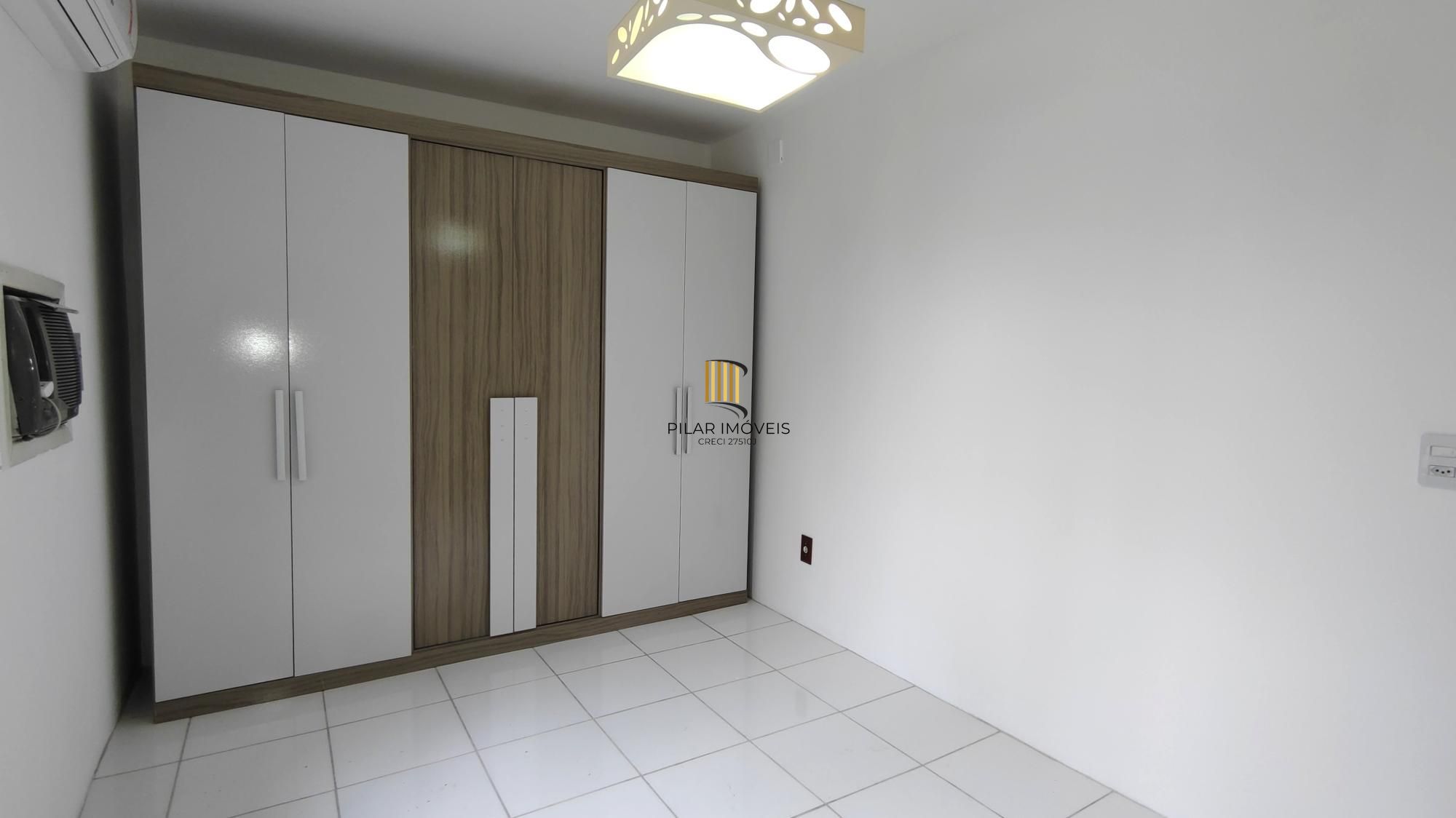 Casa de condomínio, 3 dormitórios, 1 suíte, 1 vaga coberta, no bairro Cristal.