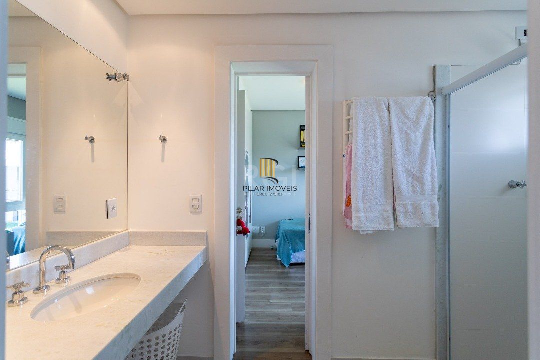 casa no Condomínio Terra Ville com 5 suítes, sendo duas suítes master, duas suítes americanas e uma suíte térrea.