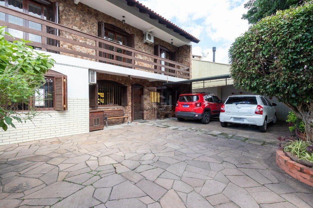 Casa para Venda - 300m², 5 dormitórios, 2 vagas - Cavalhada