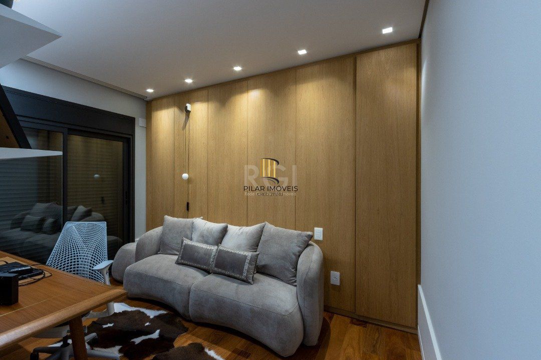 Apartamento mobiliado, com cerca de 256,42m² privativos e com 3 suítes,