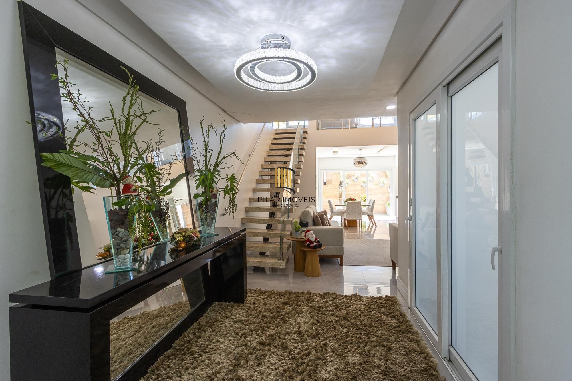 Excelente casa de 3 dormitórios, 3 suítes e 2 vagas no bairro Cavalhada.