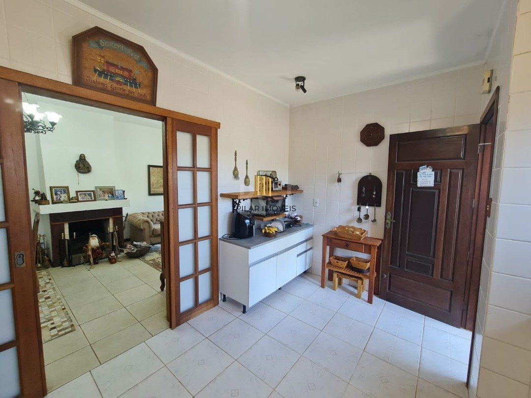 Casa em lindo terreno alto ao nível da rua medindo 10 × 32 onde consta uma residência térrea com 136m2 de área privativa,
