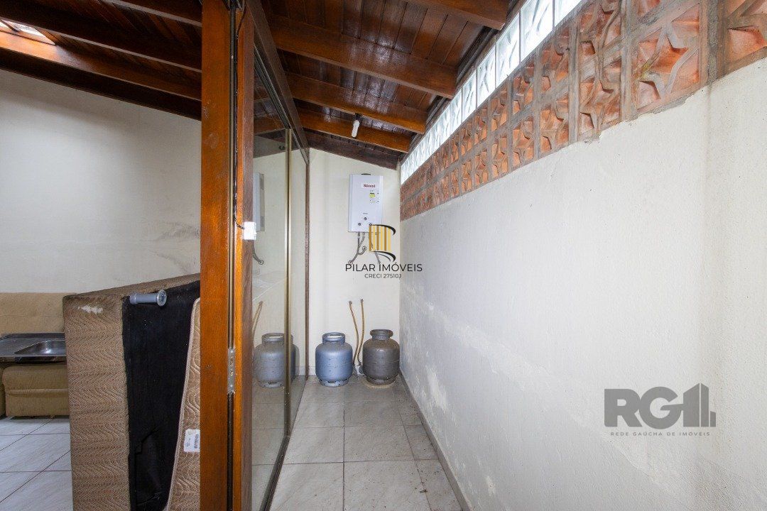 Casa em Condomínio na Zona Sul, no bairro Hípica, com 2 dormitórios, living para dois ambientes, cozinha mobiliada, lavabo