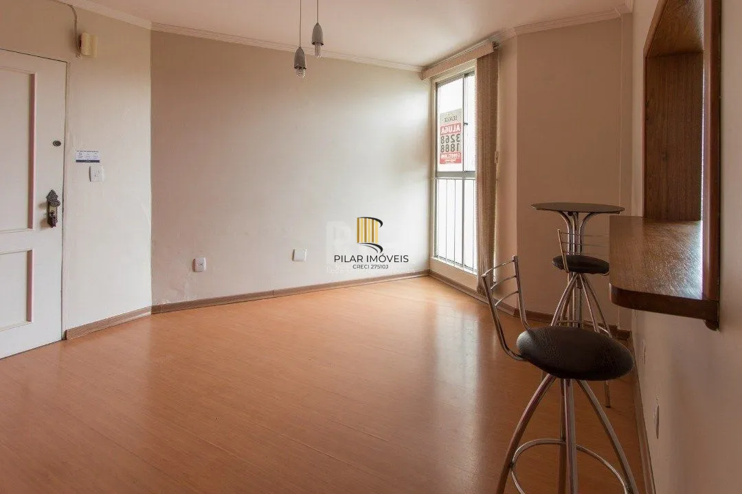 Apartamento de 2 dormitórios e 1 vaga de garagem no bairro Cristal.