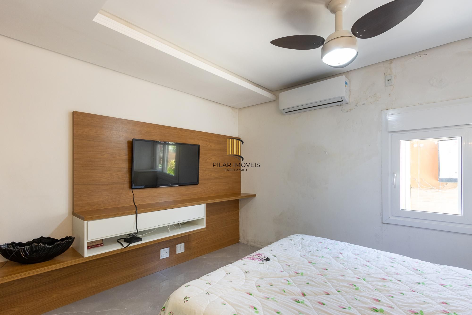 Excelente casa de 3 dormitórios, 3 suítes e 2 vagas no bairro Cavalhada.