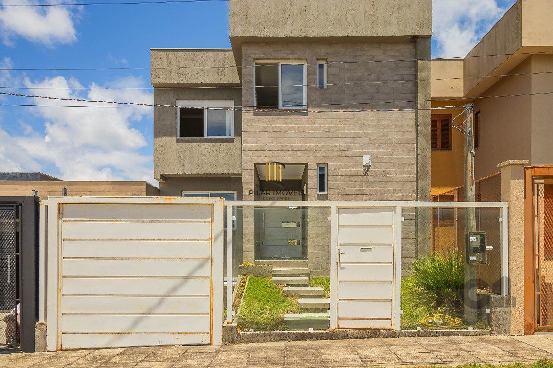 Sobrado, 185 metros quadrados privativo, com 3 quartos, 1 suíte, Living e cozinha integrados, lareira, churrasqueira, lavabo e 2 vagas de garagem.                       e 2 vagas de garagem