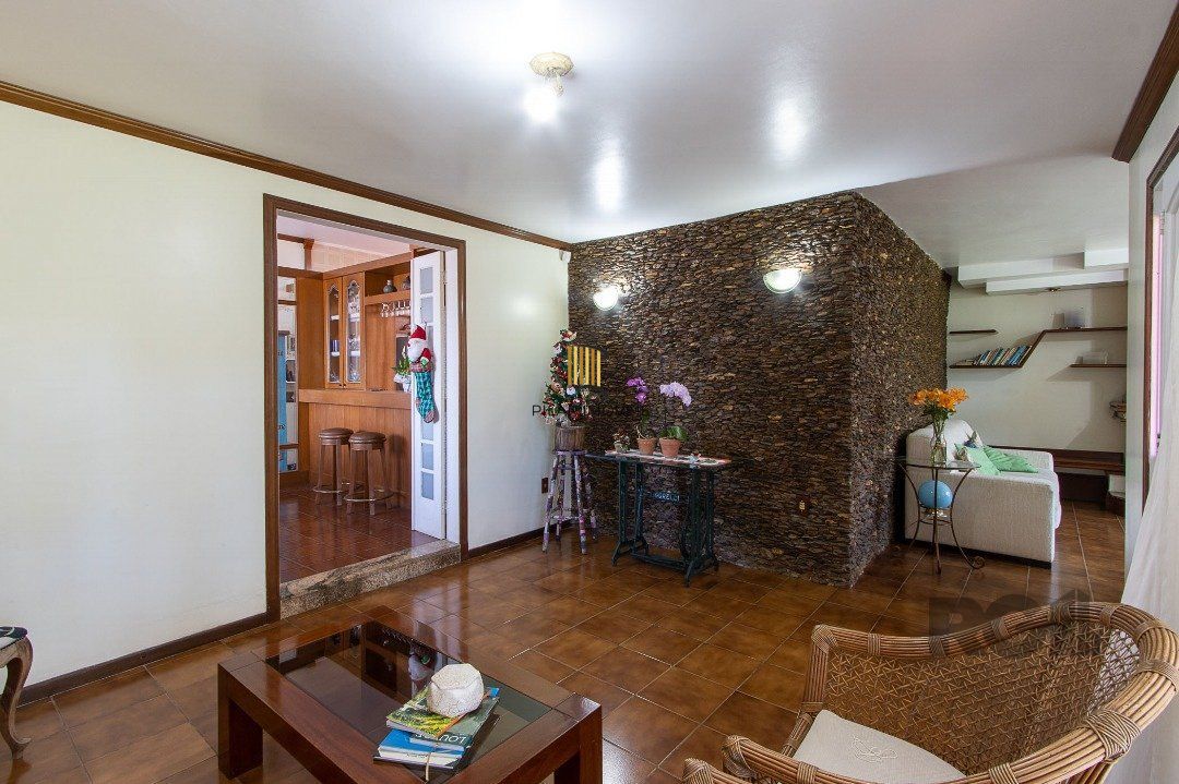 Casa com 4 quartos, suíte, churrasqueira, lareira, garagem coberta e lindo jardim.