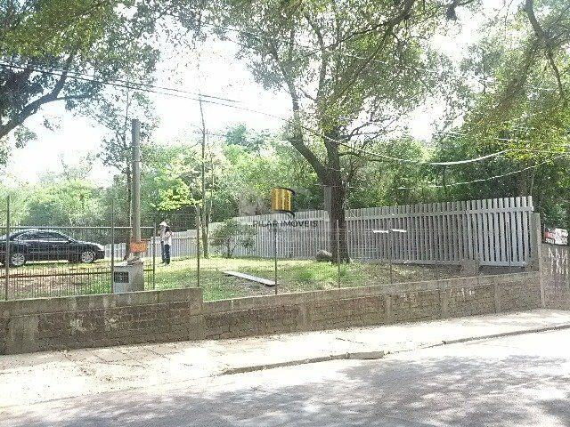 terreno com 2.500m² de área cercado com muro de concreto