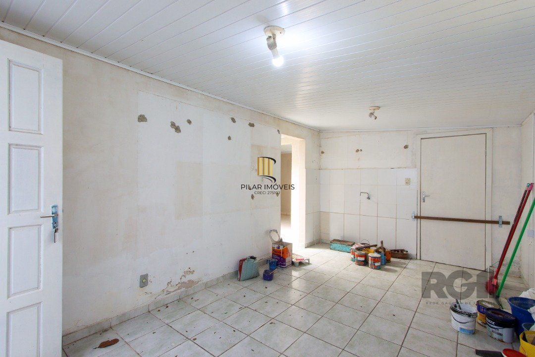 Casa com 109m² de área privativa, possui 02 dormitórios, living para 2 ambientes, cozinha, 2 banheiros