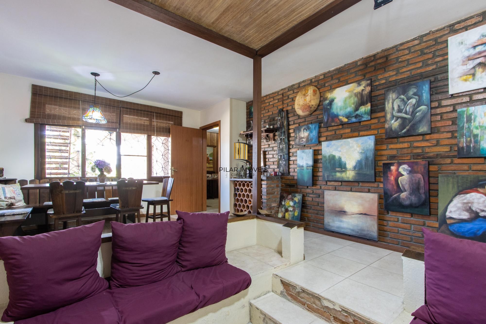 Casa de Alvenaria, possui 3 dormitórios, uma suíte, hall de entrada, lavabo,  living com lareira, cozinha ampla com armários, área gourmet com churrasqueira, corredor, pátio e 4 vagas de garagem, uma construção em anexo que possui hall de entrada, lavabo, living, cozinha, escritório, banheiro social - Pilar Imóveis