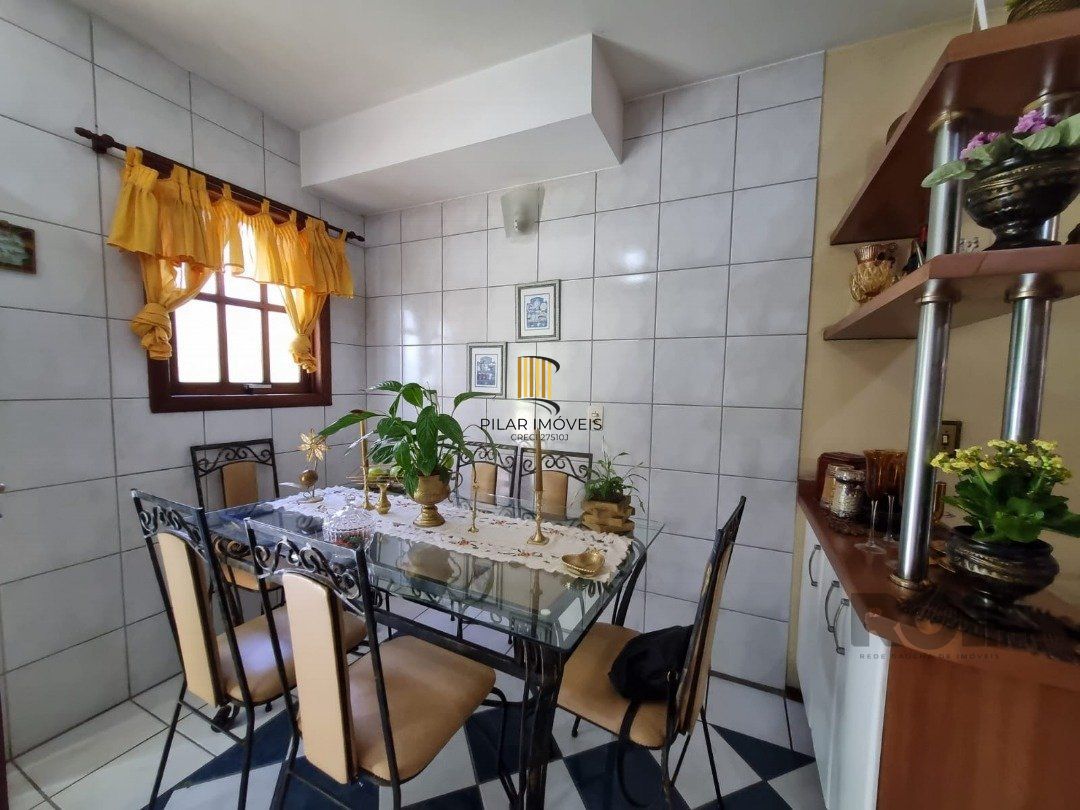Casa de Condomínio 3 dormitórios no bairro Camaquã