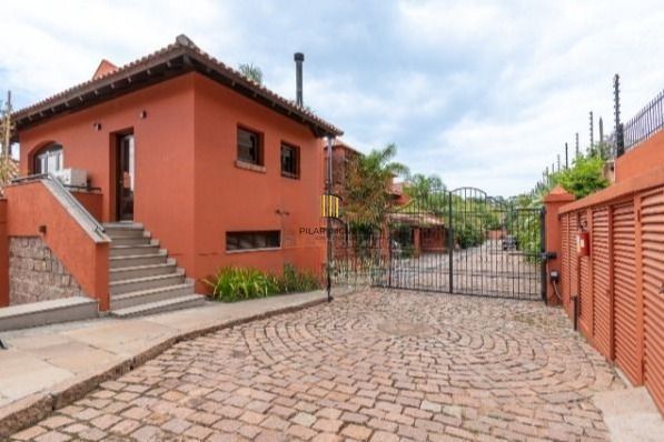 Casa em Condomínio com 487m² | 4 Dormitórios sendo 4 suítes, 3 vagas, no Bairro Três Figueiras, Porto Alegre