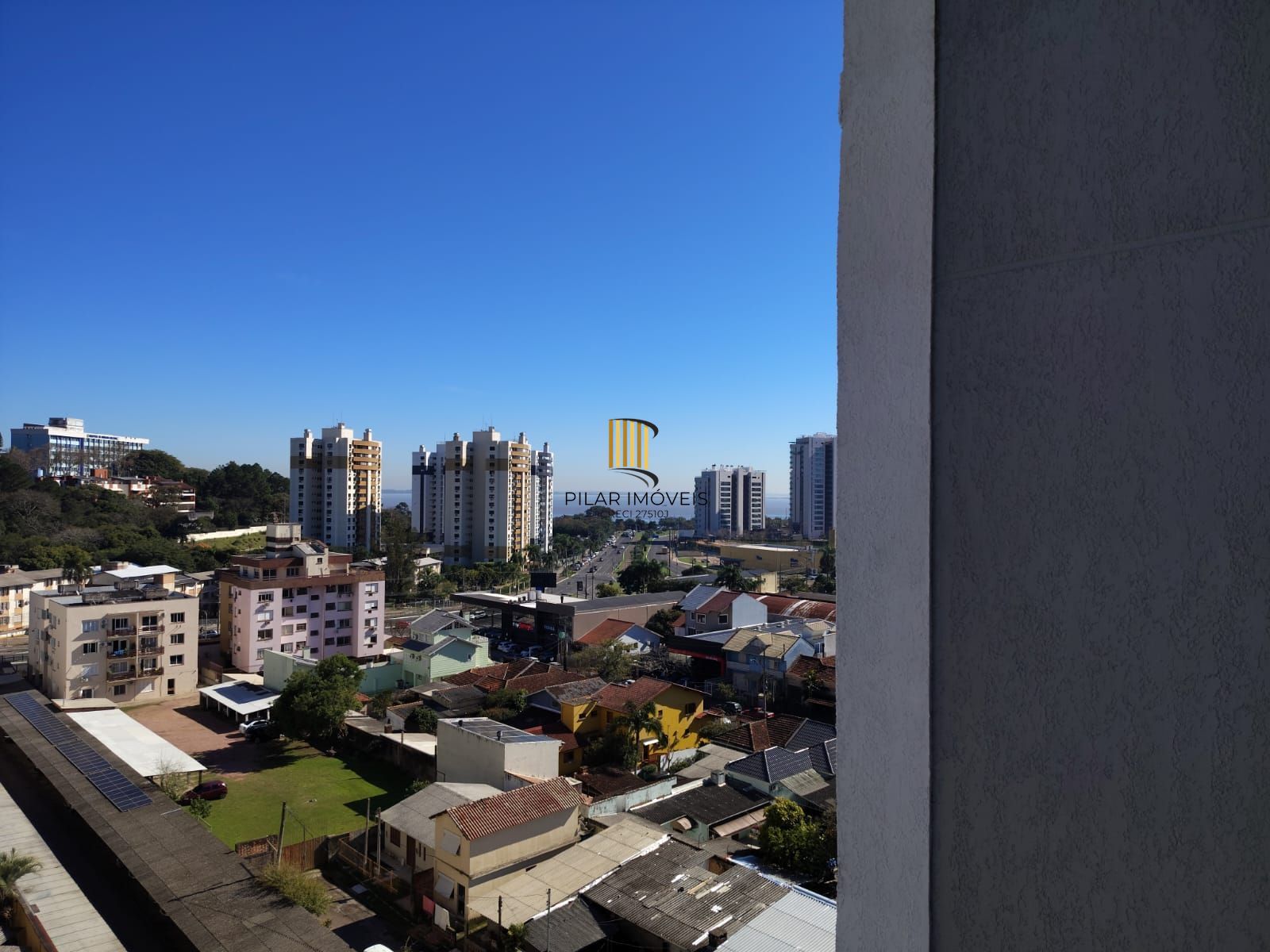 Cobertura de 3 dormitórios, 1 suíte, 2 vagas escrituradas e vista para o Guaíba.