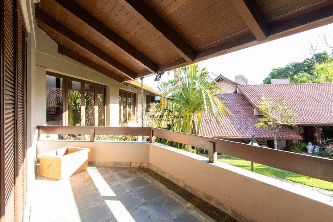 Casa de Condomínio 8 dormitórios no bairro Cavalhada