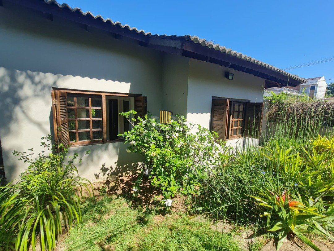 Casa em lindo terreno alto ao nível da rua medindo 10 × 32 onde consta uma residência térrea com 136m2 de área privativa,