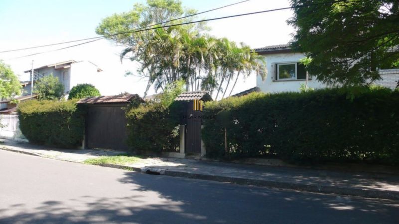 Casa Ampla com 2 pavimentos , grande pátio