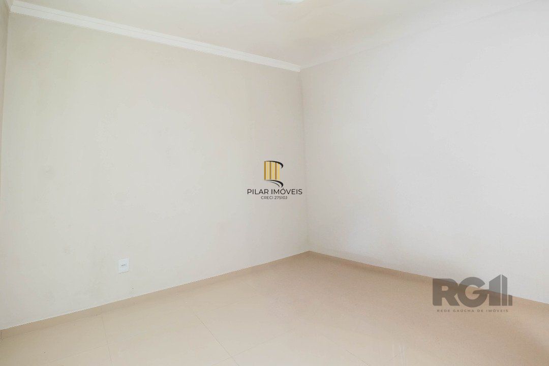Sobrado, 185 metros quadrados privativo, com 3 quartos, 1 suíte, Living e cozinha integrados, lareira, churrasqueira, lavabo e 2 vagas de garagem.                       e 2 vagas de garagem
