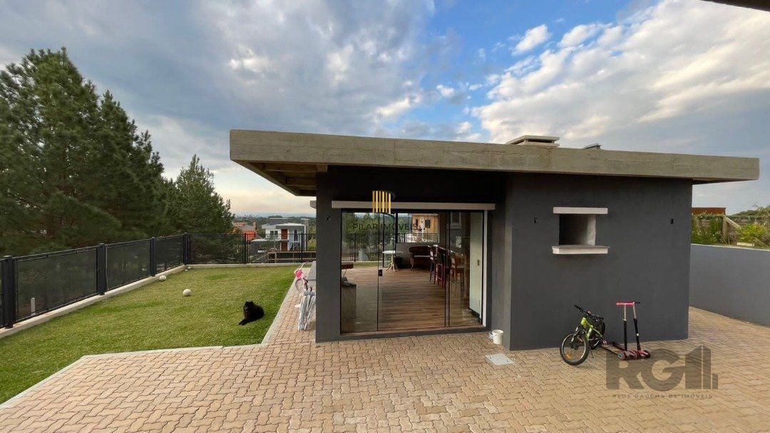 Linda Casa Ampla com 3 Suítes Construída Recentemente em Condomínio no Bairro Nobre de Gramado