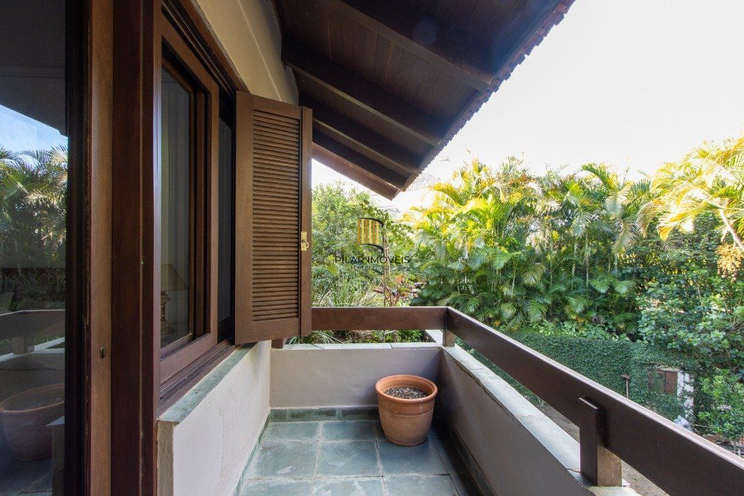 Casa de Condomínio 8 dormitórios no bairro Cavalhada