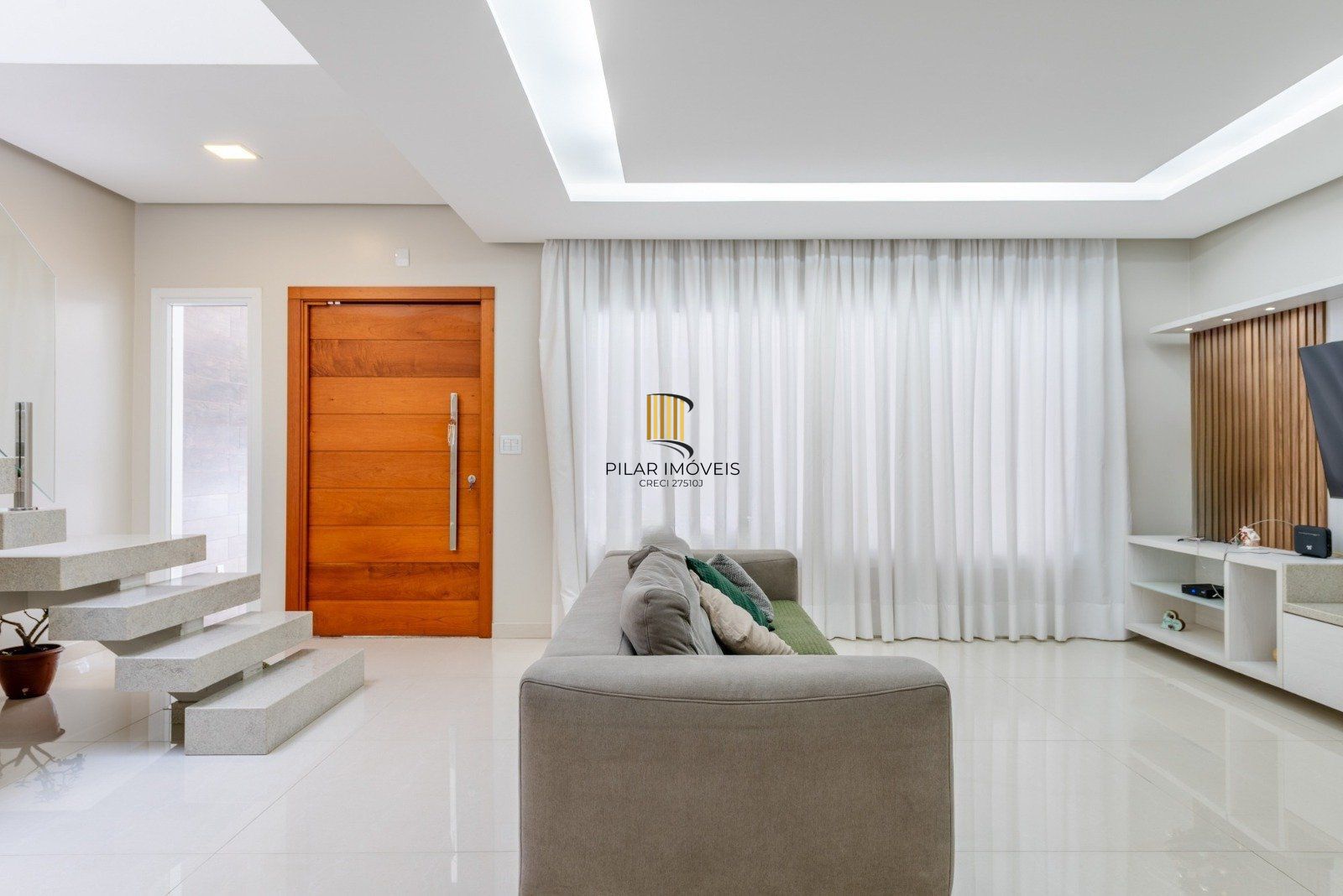 Casa em Condomínio com 228m² e 3 dormitórios, 1 suíte, 3 vagas no bairro Sarandi