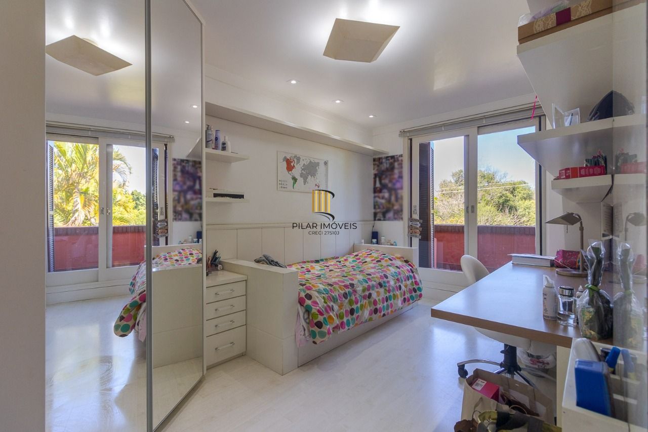 Casa em Condomínio com 487m² | 4 Dormitórios sendo 4 suítes, 3 vagas, no Bairro Três Figueiras, Porto Alegre