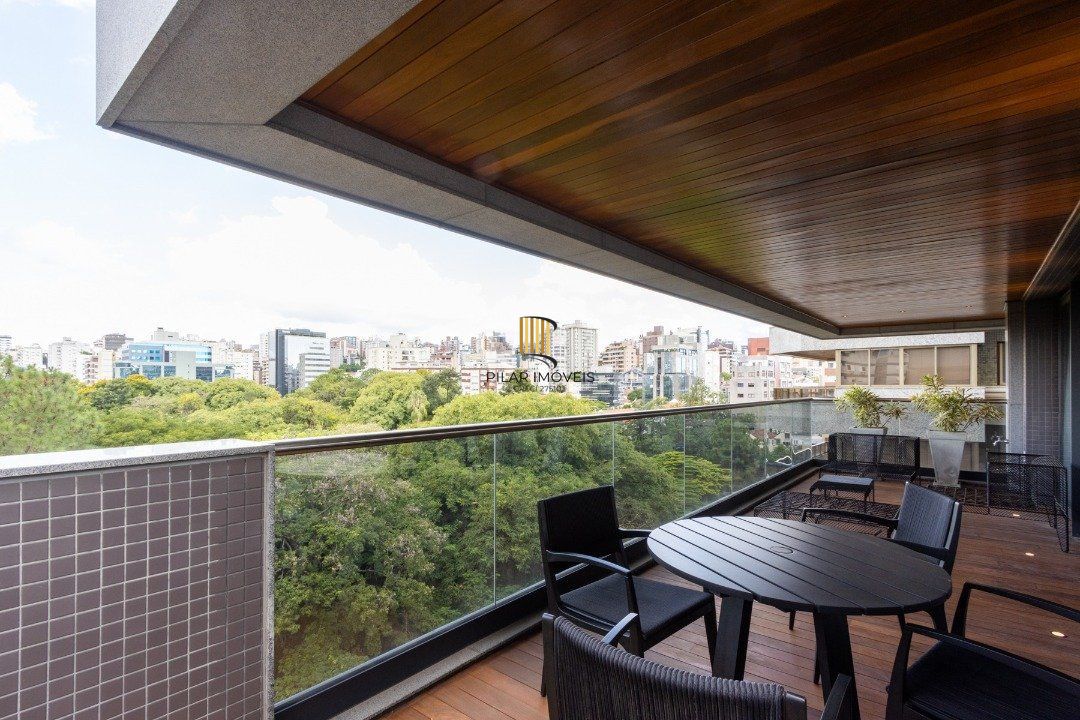 Apartamento mobiliado, com cerca de 256,42m² privativos e com 3 suítes,