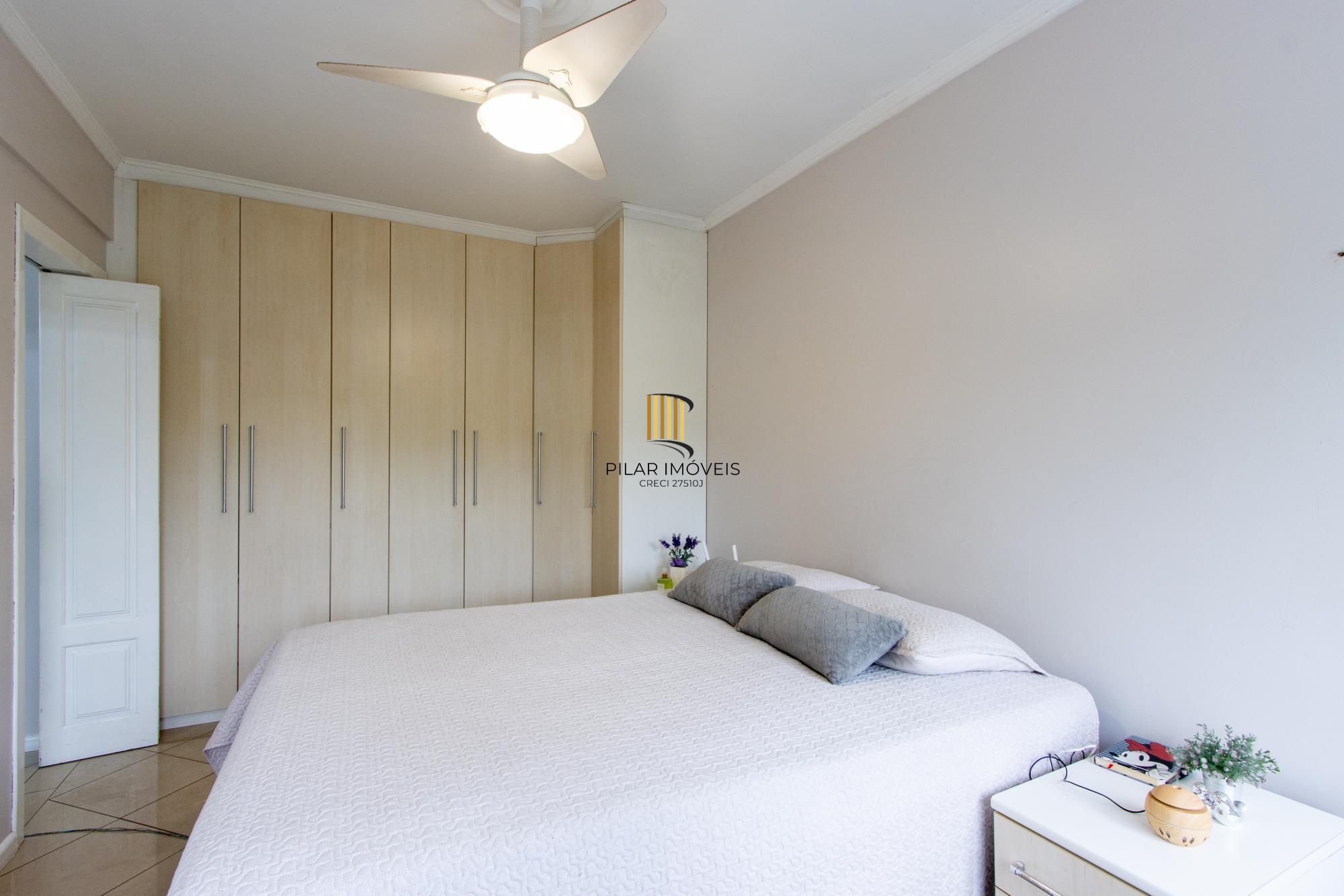 Apartamento de 2 quartos, living, cozinha planejada, área de serviço e 1 vaga.