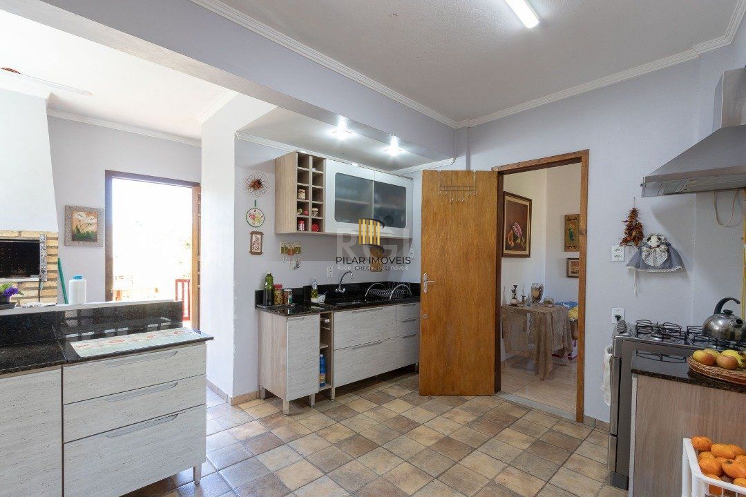 Casa para Venda - 370m², 4 dormitórios, sendo 1 suites, 6 vagas - Lomba do Pinheiro