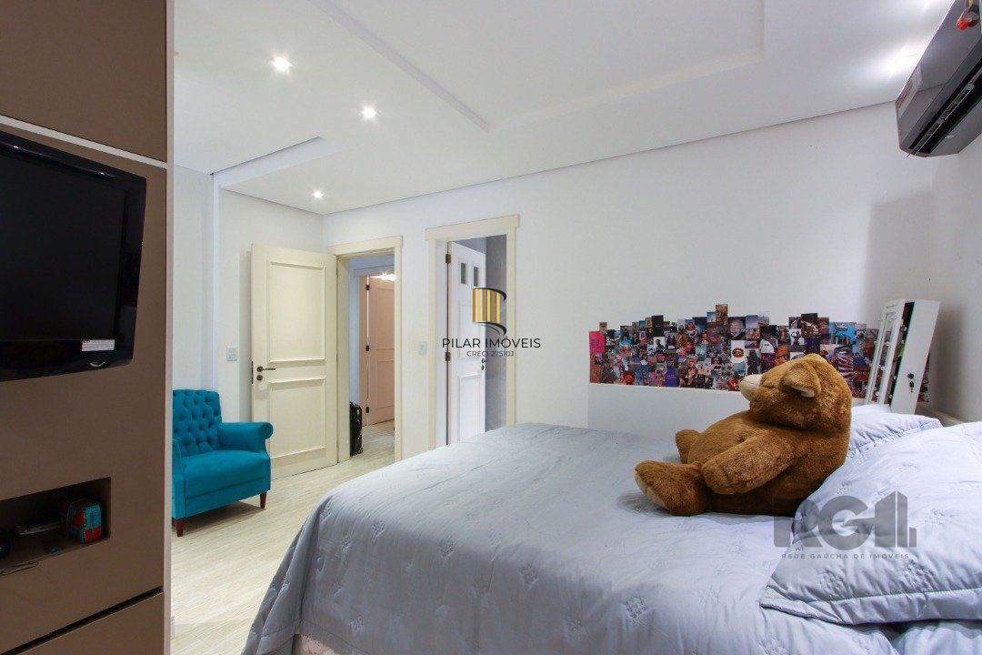 Casa com 327m² de área privativa, oferecendo 3 dormitórios, sendo 3 suítes