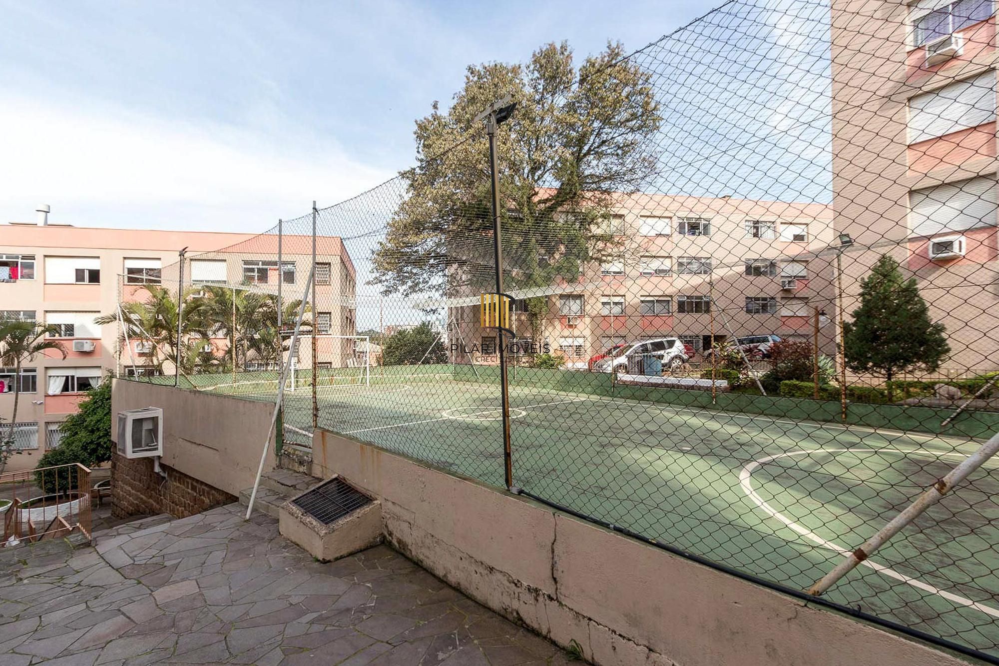 Apartamento semimobiliado à venda no bairro Cristal, 2 dormitórios, 2 banheiros, 1 vaga coberta e vista livre para o Guaíba