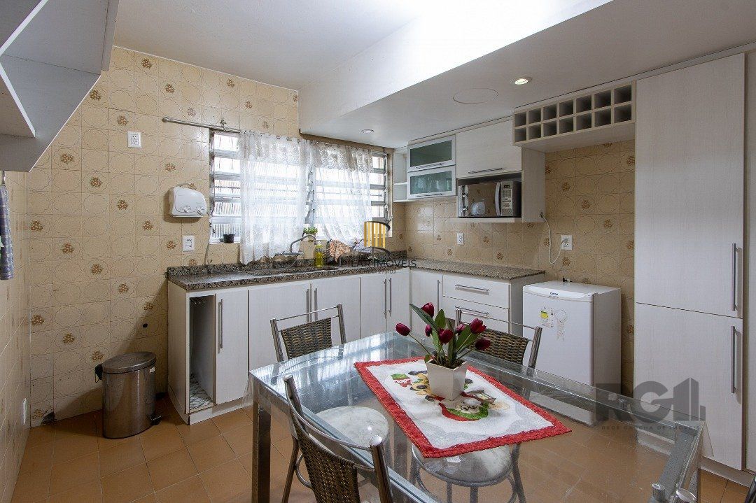 Casa 4 dormitórios no bairro Azenha