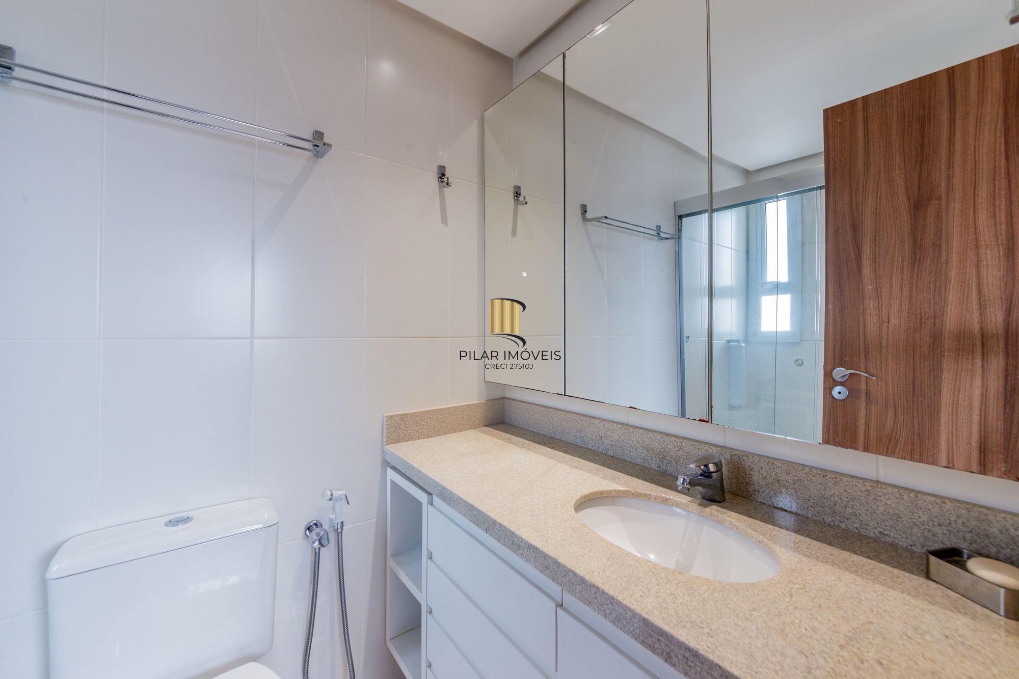 Apartamento semimobiliado, com 94m privativos, 2 suites e 3 vagas de garagem