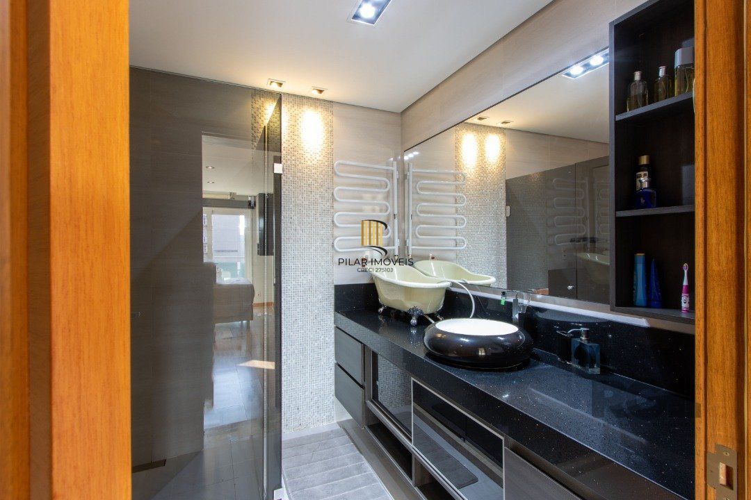Casa com 5 suites com area privativa 714,00