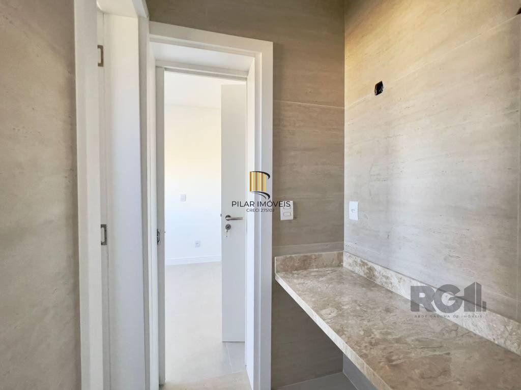 Casa térrea, com 225M², 04 suítes, sendo uma suíte americana, lavabo, living integrado, área de serviço.